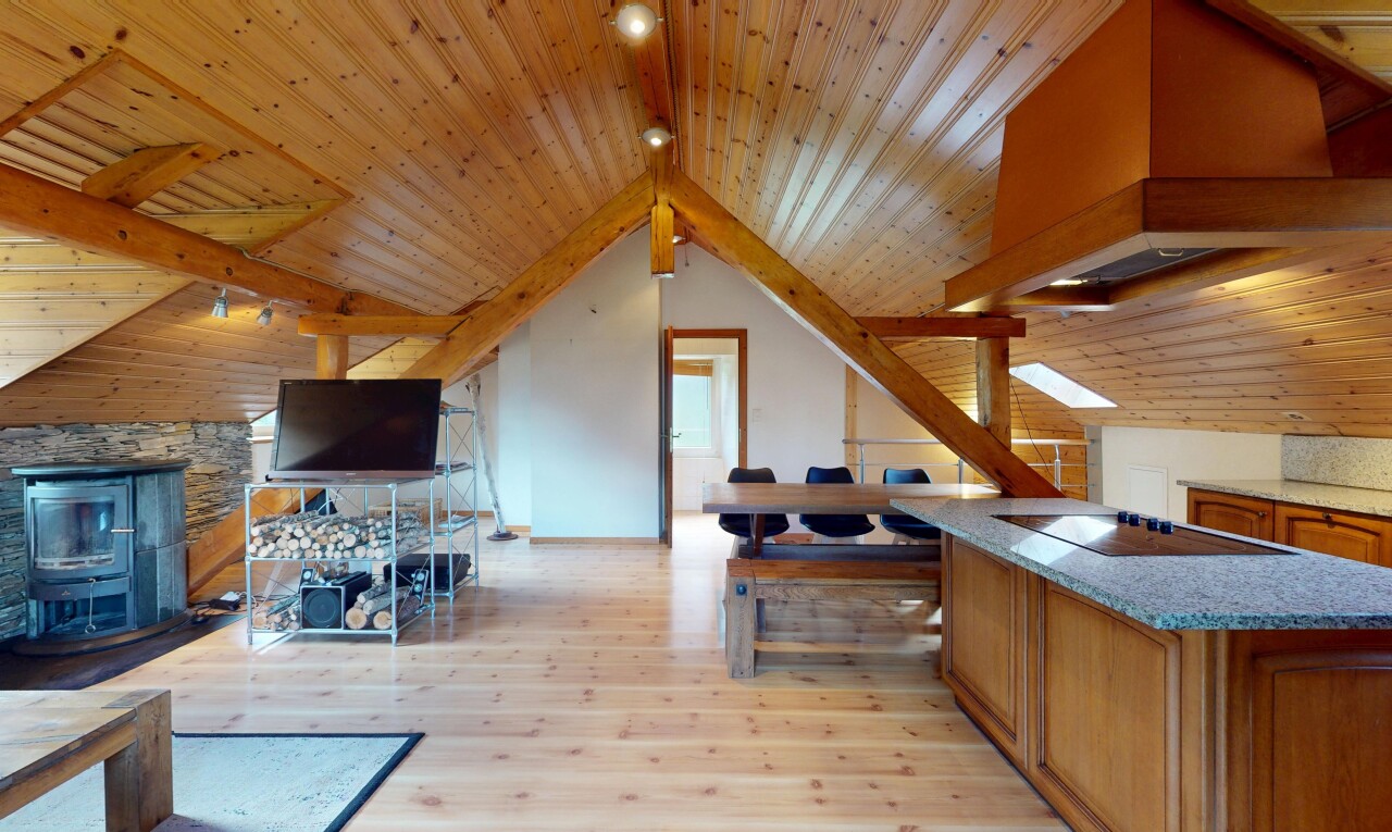 küche mit wood ceiling, holzdecke, öffnet sich zum wohnraum, drywall, und gipskartonwand