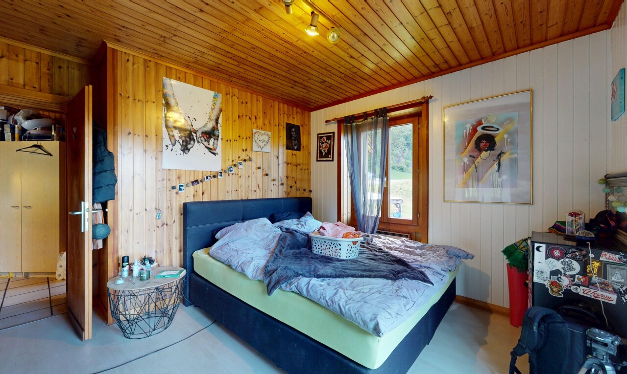 zimmer / schlafzimmer mit natural light, natürliches licht, wood ceiling, holzdecke, und inside property