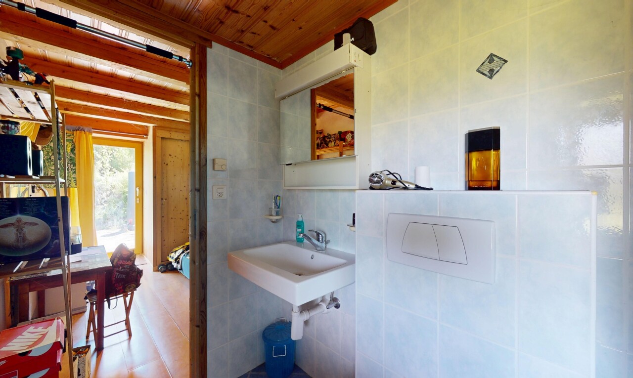 bad mit tile wall, fliesenwand, natural light, natürliches licht, und inside property