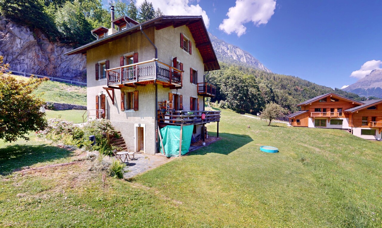 außenansicht mit balkon, blick auf die berge, mountain view, rasen, und property visible