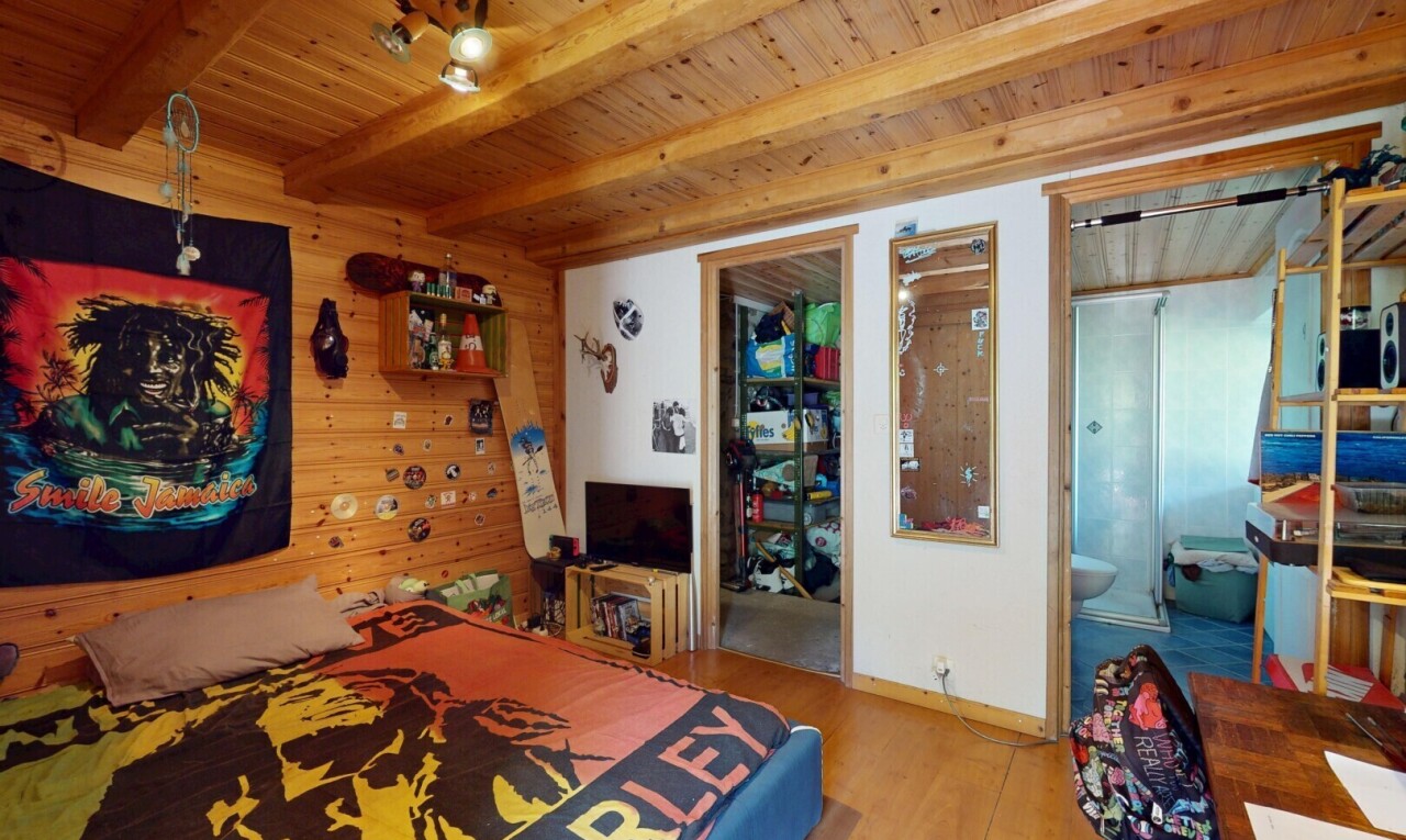 zimmer / schlafzimmer mit inside property, wood wall, holzwand, wood finish floor, und holzfußboden