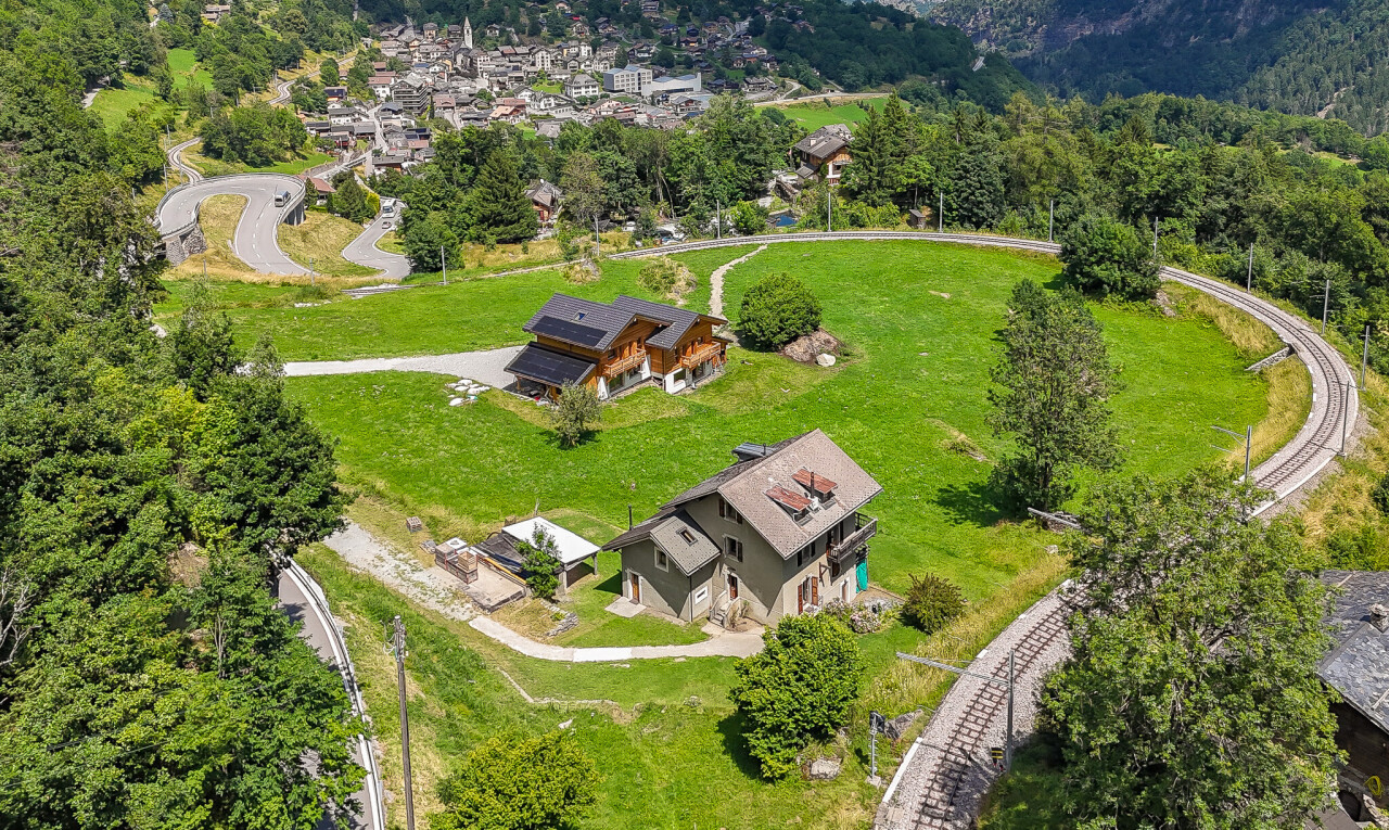außenansicht mit zaun