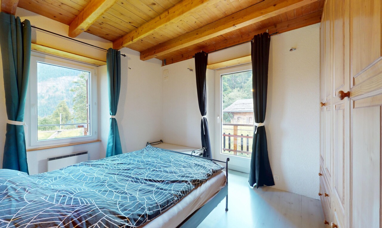 zimmer / schlafzimmer mit beamed ceiling, balkendecke, natural light, natürliches licht, und drywall
