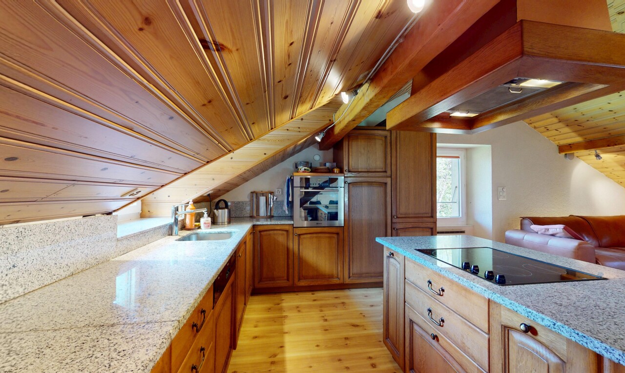 küche mit wood ceiling, holzdecke, dunstabzugshaube, hochgezogene schränke, und wood finish floor