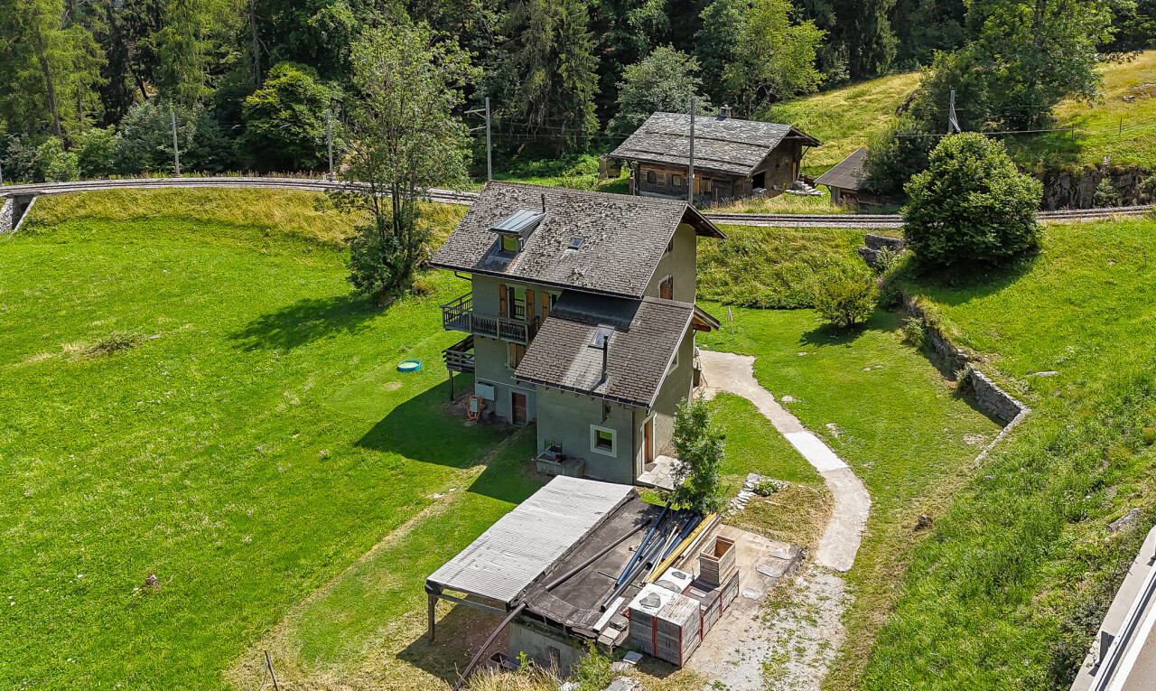 außenansicht mit property visible, rasen, waldblick, forest view, und balkon