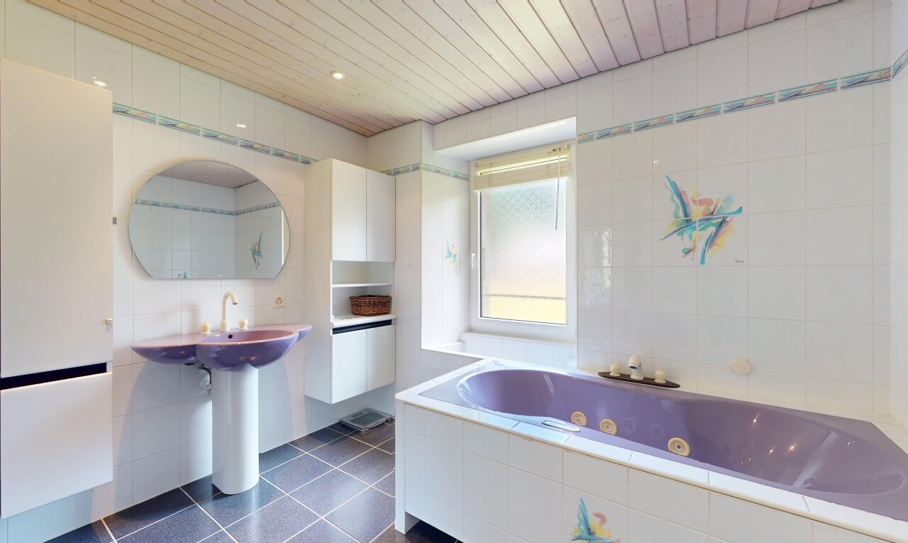 bad mit tile wall, fliesenwand, tile tub, natural light, und natürliches licht