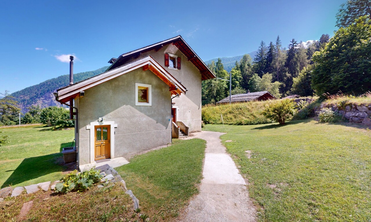 außenansicht mit property visible, rasen, day time, stuckverkleidung, und mountain view