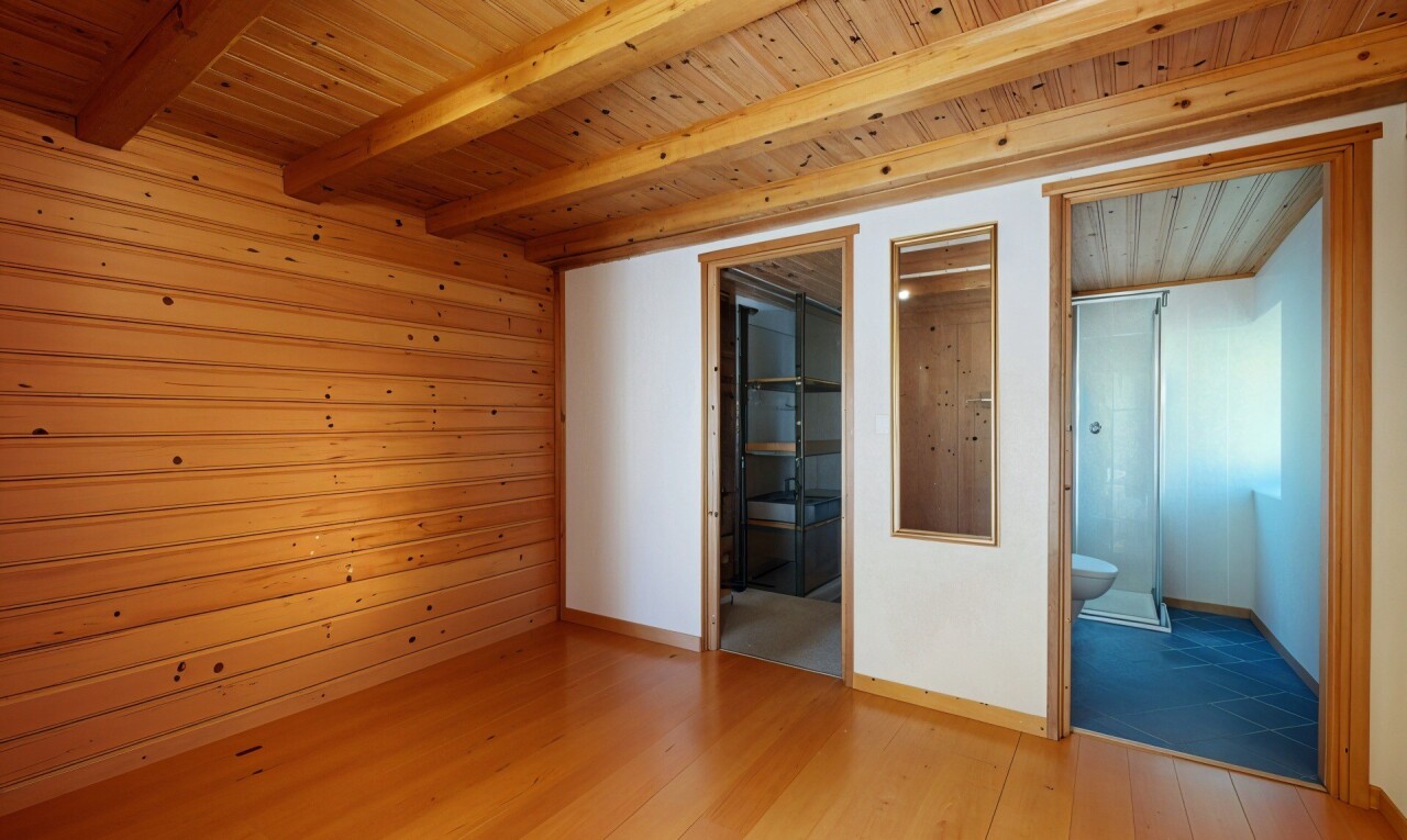 zimmer / schlafzimmer mit inside property, wood wall, holzwand, wood finish floor, und holzfußboden
