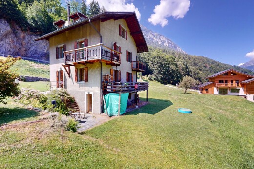 außenansicht mit balkon, blick auf die berge, mountain view, rasen, und property visible