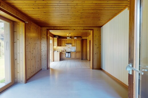 wohnzimmer mit fernseher, inside property, natural light, natürliches licht, und wood ceiling