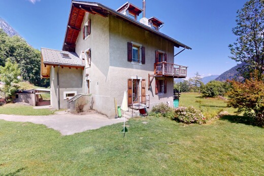 façade avec bardage en stuc, pelouse, property visible, day time, et perron
