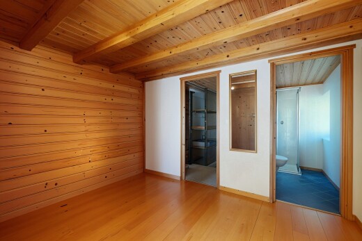 zimmer / schlafzimmer mit inside property, wood wall, holzwand, wood finish floor, und holzfußboden