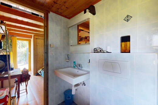 bad mit tile wall, fliesenwand, natural light, natürliches licht, und inside property
