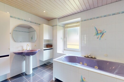 salle de bains avec tile wall, mur en carrelage, tile tub, natural light, et lumière naturelle