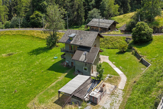 façade avec property visible, pelouse, vue sur la forêt, forest view, et balcon