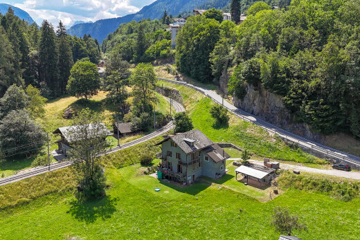 vue sur la montagne avec property visible, vue sur la forêt, forest view, day time, et vue sur la montagne