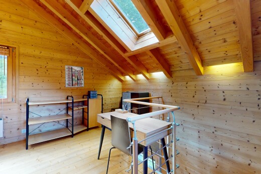 salle à manger avec vaulted ceiling, plafond voûté, wood wall, mur en bois, et puits de lumière