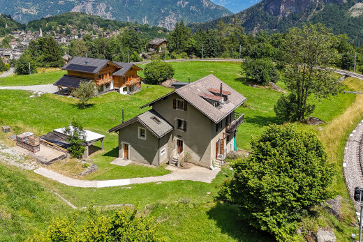 außenansicht mit stuckverkleidung, mountain view, blick auf die berge, property visible, und vortreppe