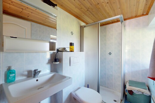 salle de bains avec tile wall, mur en carrelage, wood ceiling, plafond en bois, et douche