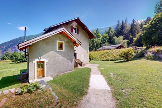 façade avec property visible, pelouse, day time, bardage en stuc, et mountain view