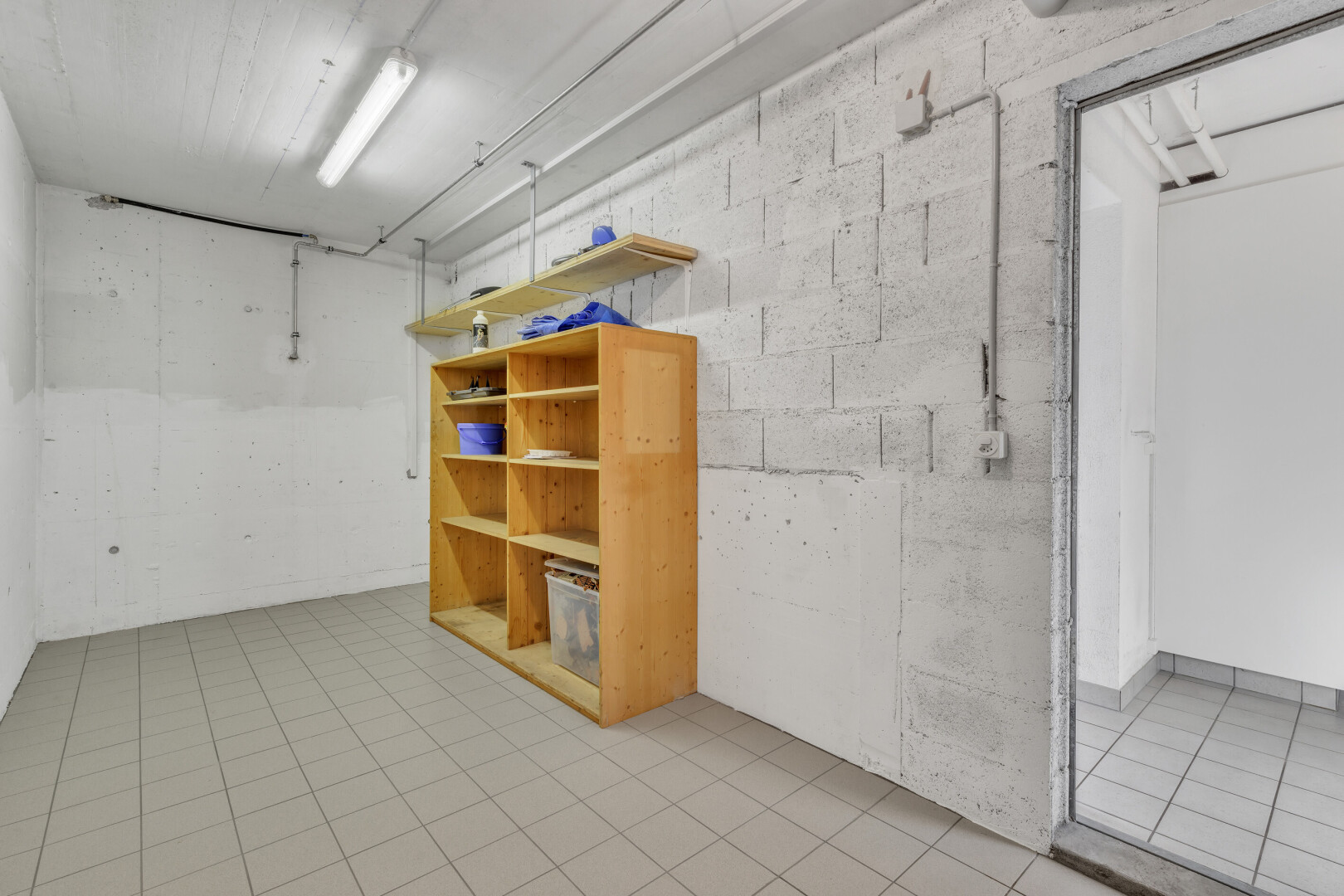 leerer raum mit inside property, keller, betonblockwand, und concrete block wall