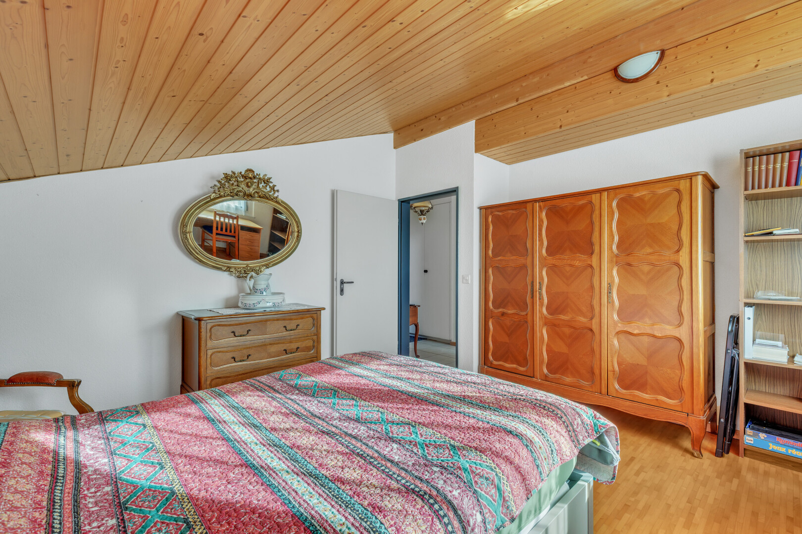 zimmer / schlafzimmer mit dachschräge, vaulted ceiling, inside property, gipskartonwand, und drywall