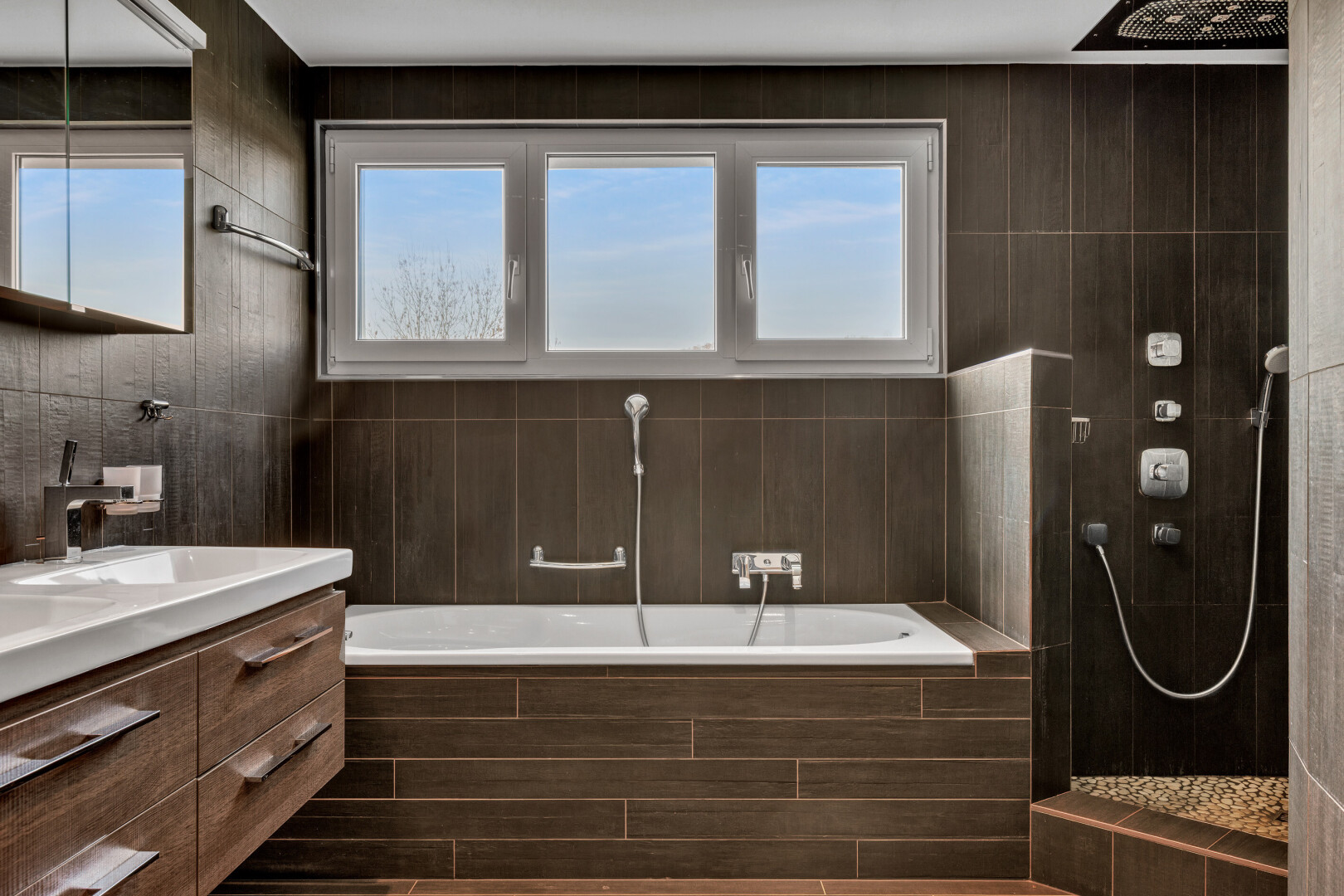 bad mit doppelwaschtisch, spiegel, komplettes badezimmer, bad, und inside property
