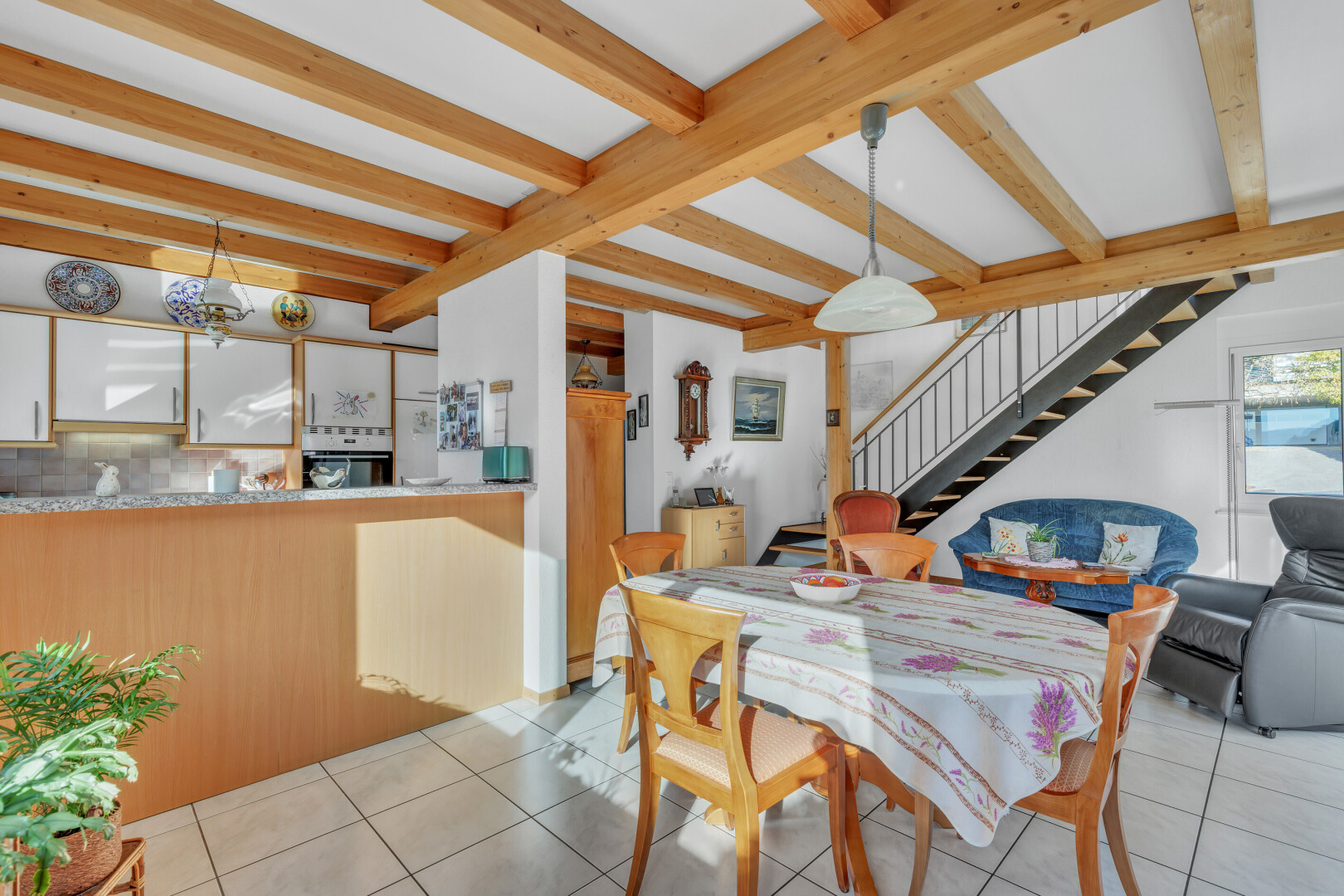 esszimmer mit inside property, treppen, beamed ceiling, balkendecke, und natural light