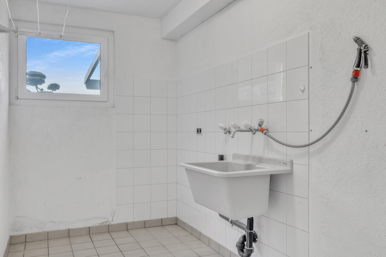 bad mit fliesenwand, tile wall, fliesenboden, tile floor, und natürliches licht