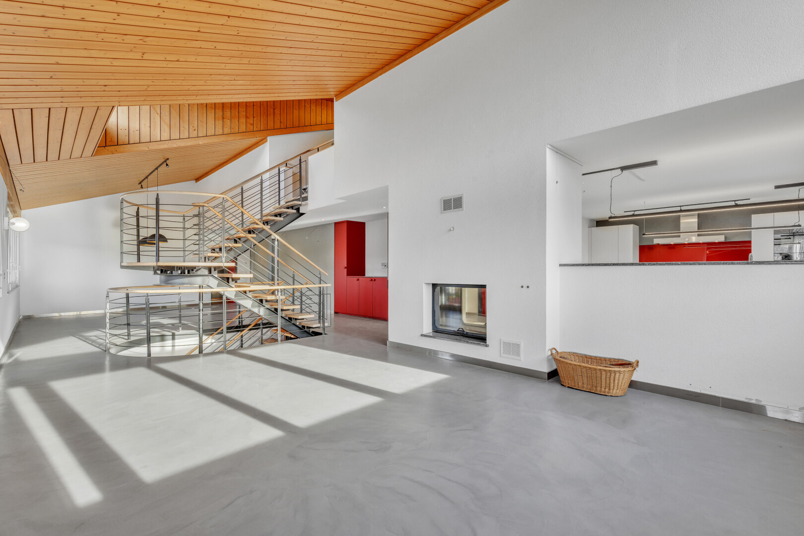wohnzimmer mit finished concrete floor, drywall, gipskartonwand, inside property, und concrete floor