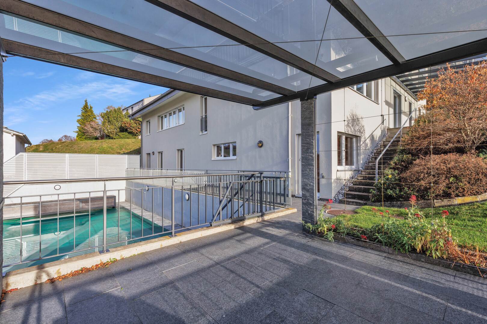 schwimmbad mit day time, schwimmbad, zaun, property visible, und treppen