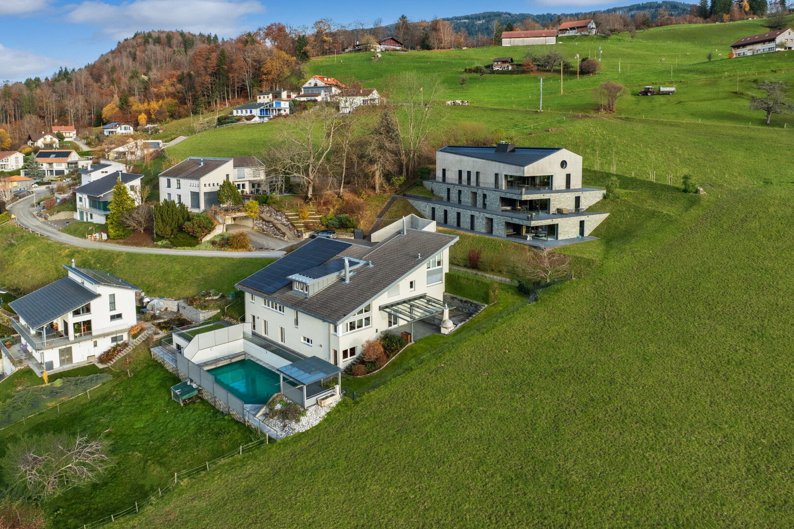 außenansicht mit terrasse, schwimmbad, rasen, und day time