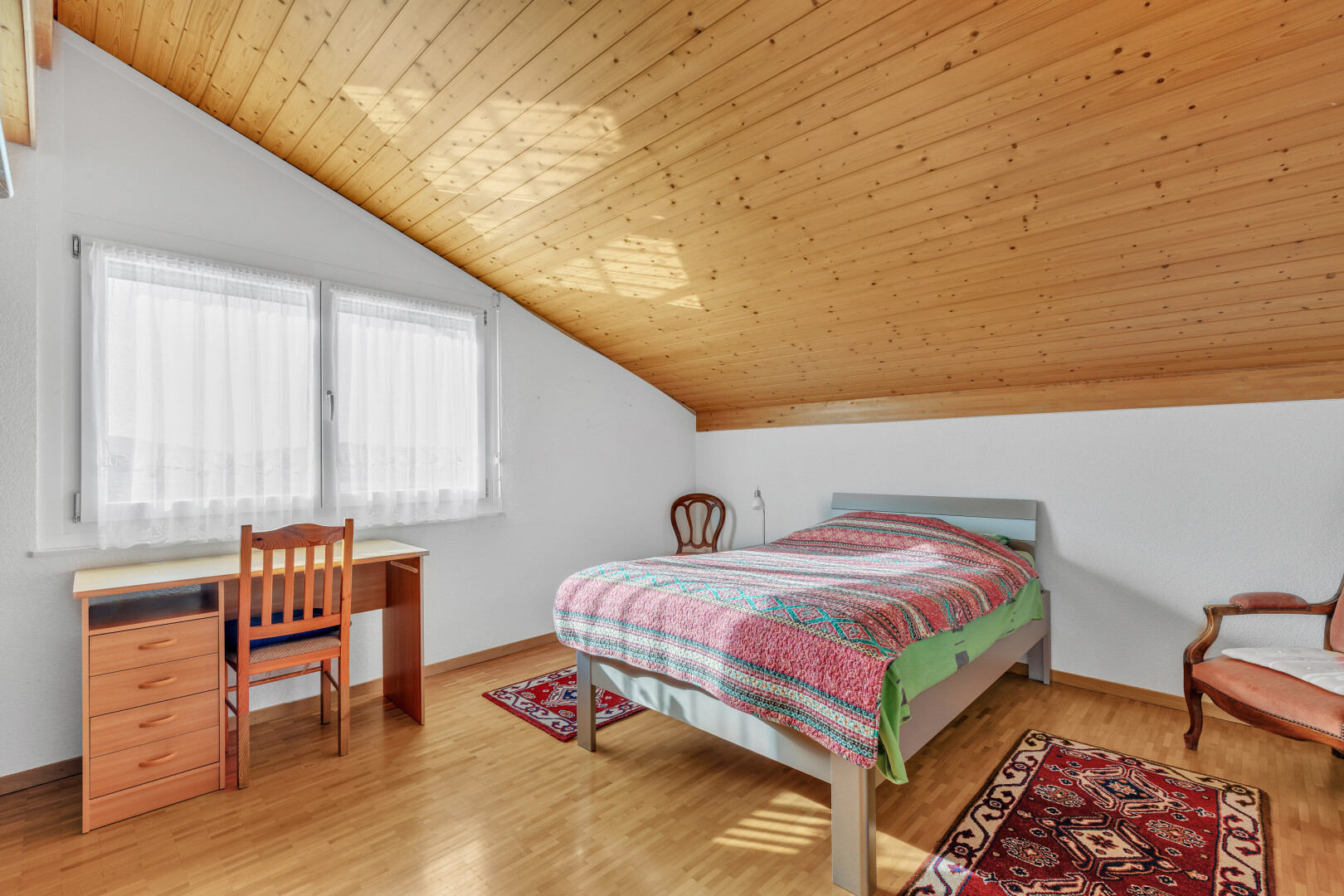 zimmer / schlafzimmer mit zusätzliches zimmer, wood ceiling, holzdecke, vaulted ceiling, und dachschräge