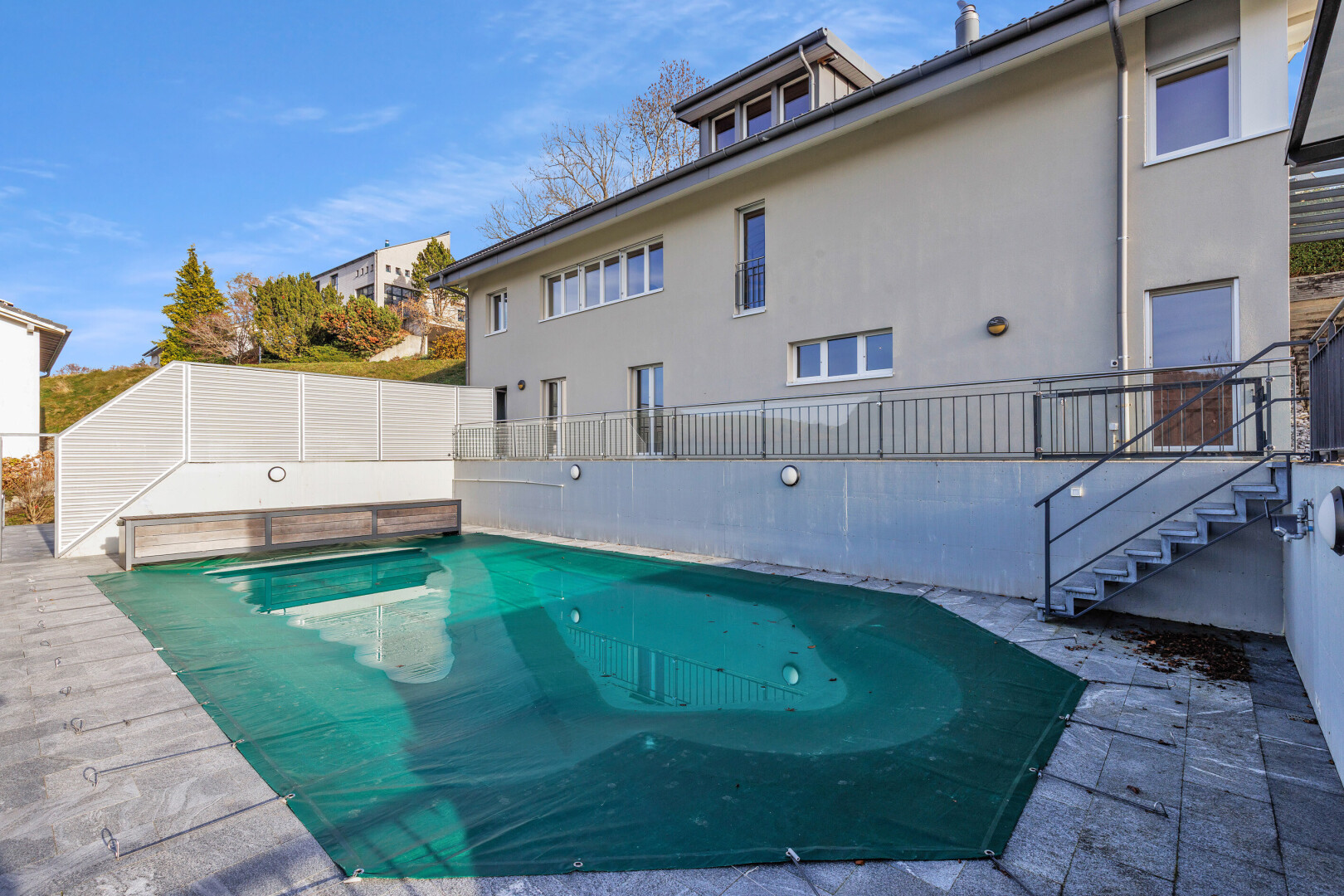 schwimmbad mit terrasse, treppen, day time, schwimmbad, und zaun