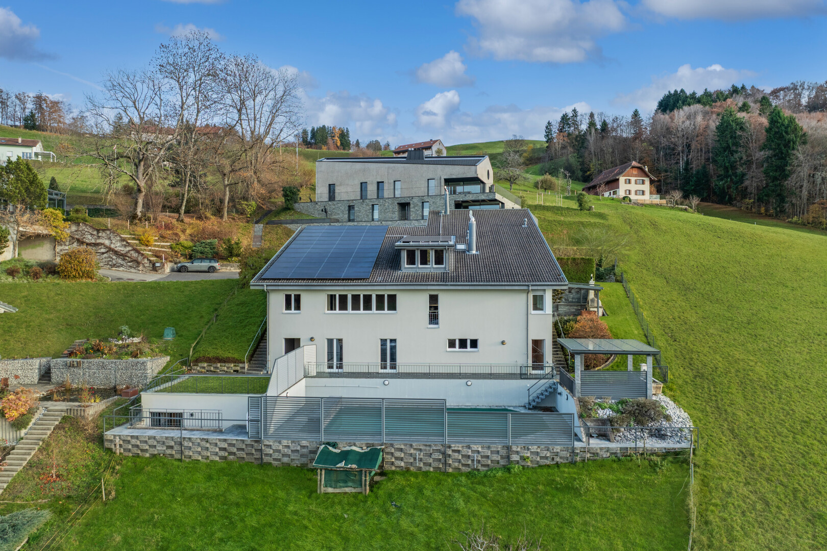 außenansicht mit solaranlage, drone view, terrasse, rasen, und day time