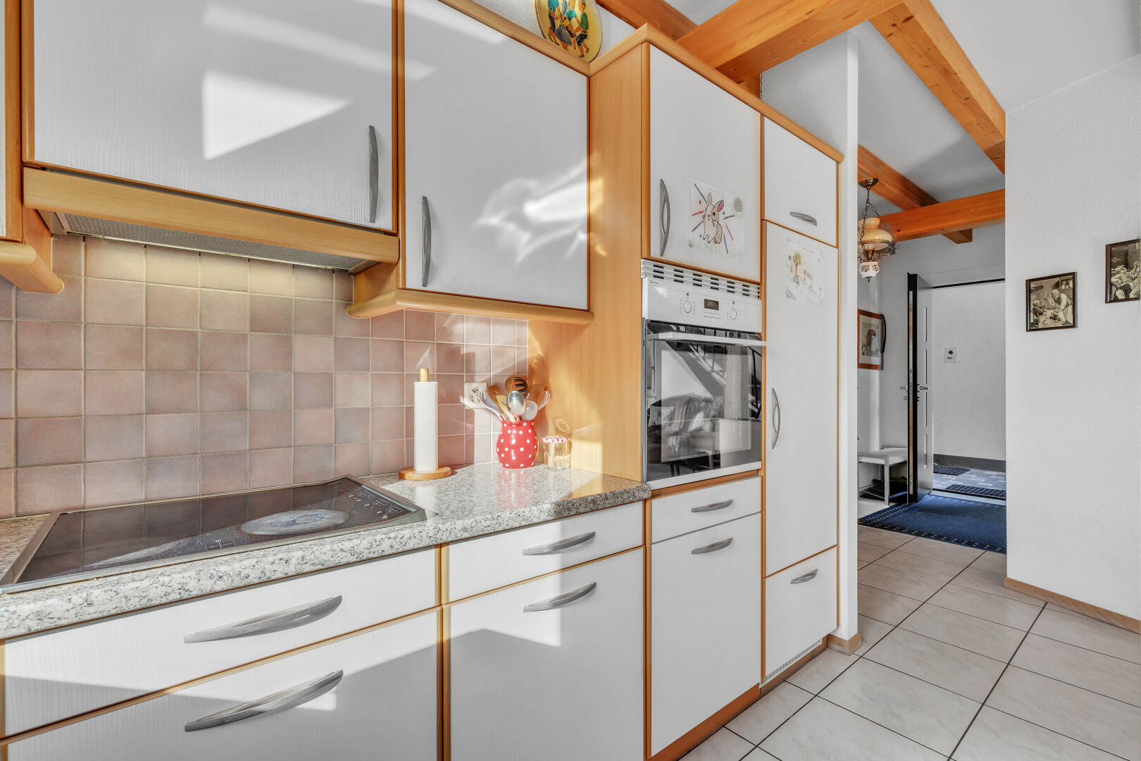 küche mit weiße schränke, ofen, inside property, küchenrückwand beim Herd, und küchenrückwand beim herd