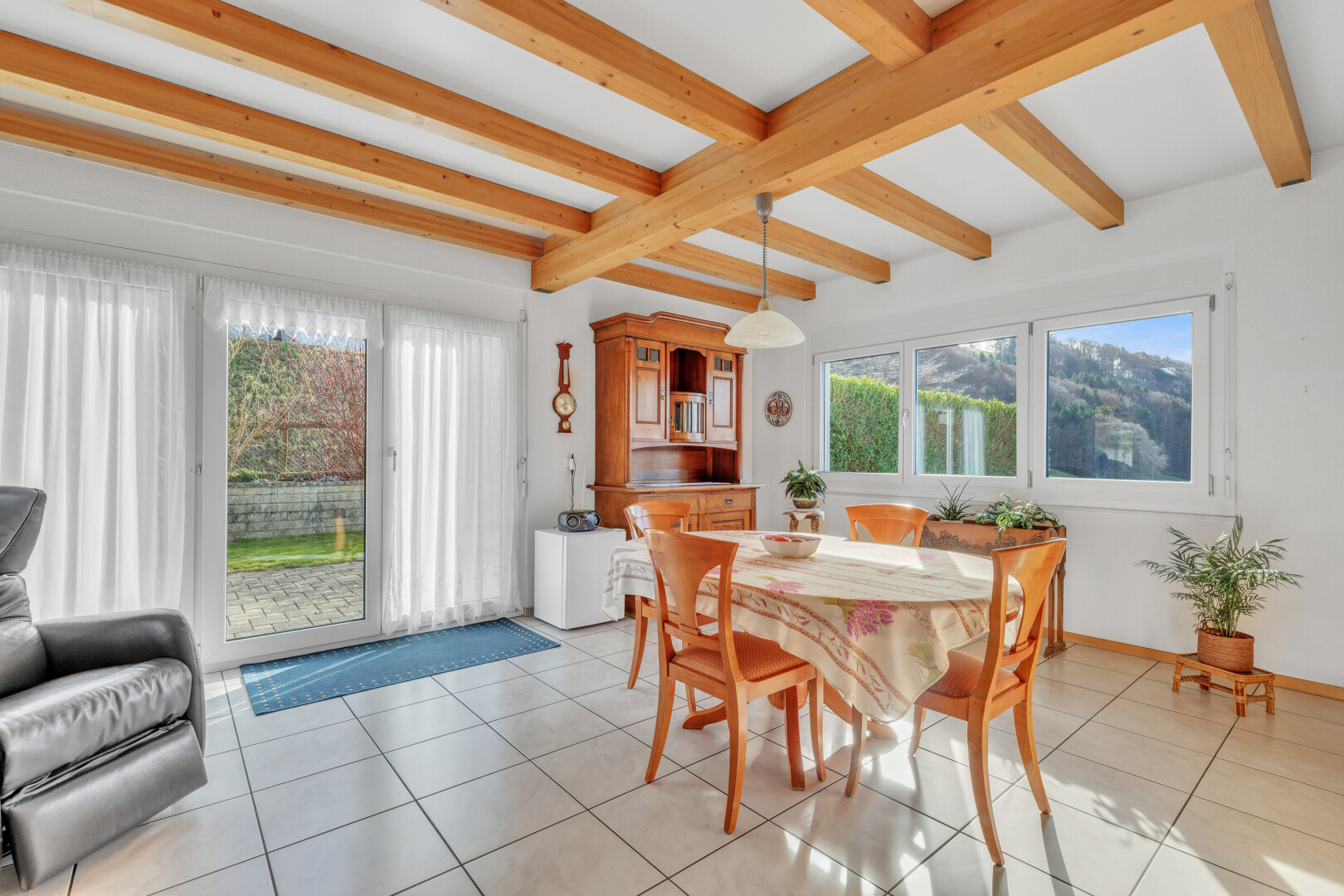 esszimmer mit inside property, tile floor, fliesenboden, natural light, und natürliches licht