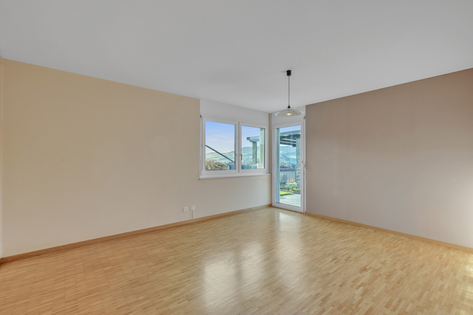 leerer raum mit day time, gipskartonwand, drywall, natürliches licht, und natural light
