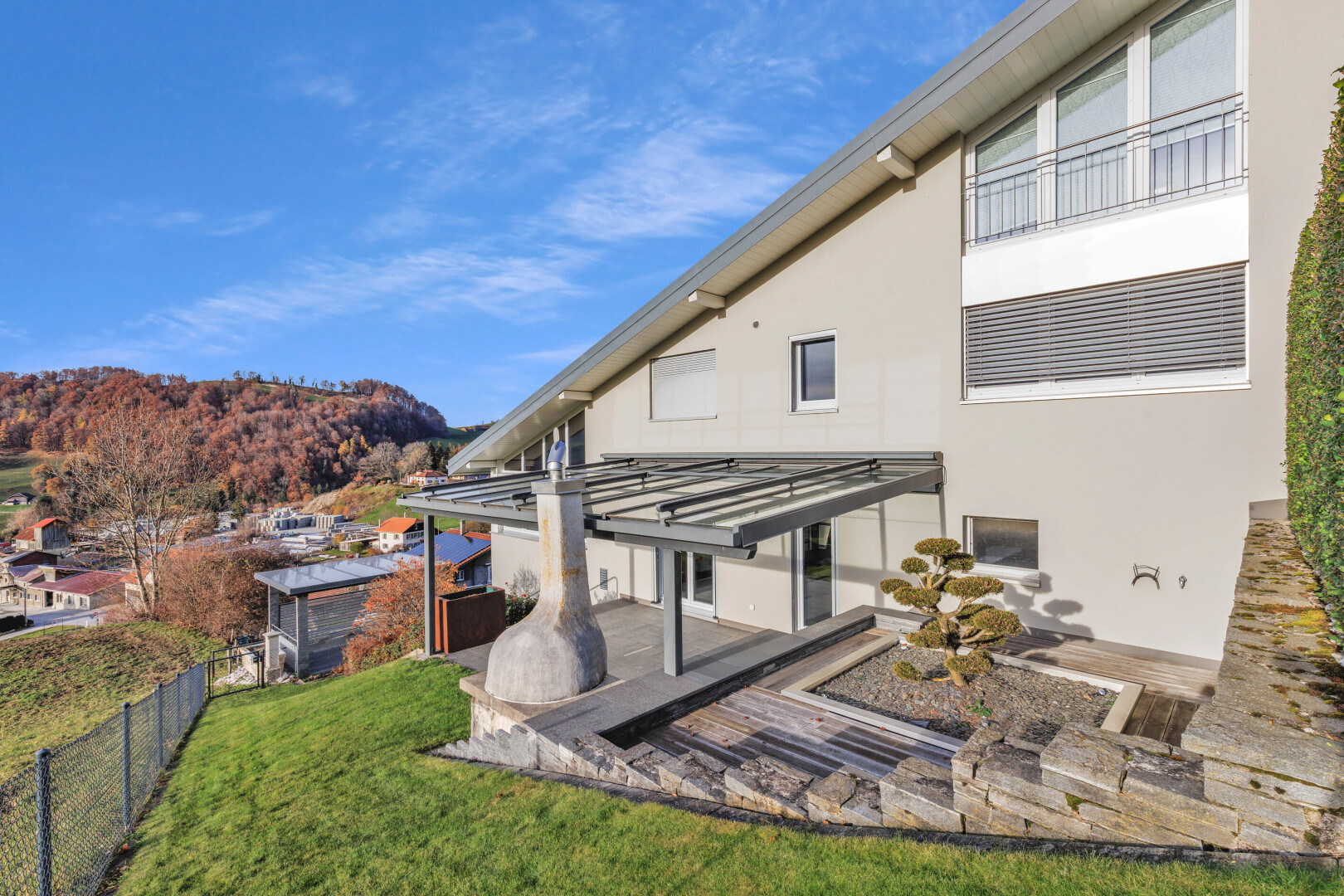 außenansicht mit zaun, stuckverkleidung, terrasse, pergola, und day time