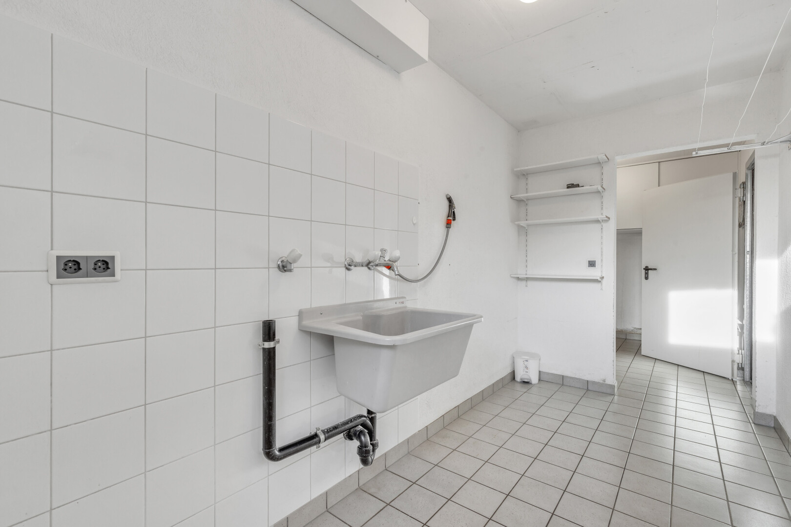 wäschekammer mit inside property, waschbecken, fliesenboden, tile floor, und gipskartonwand