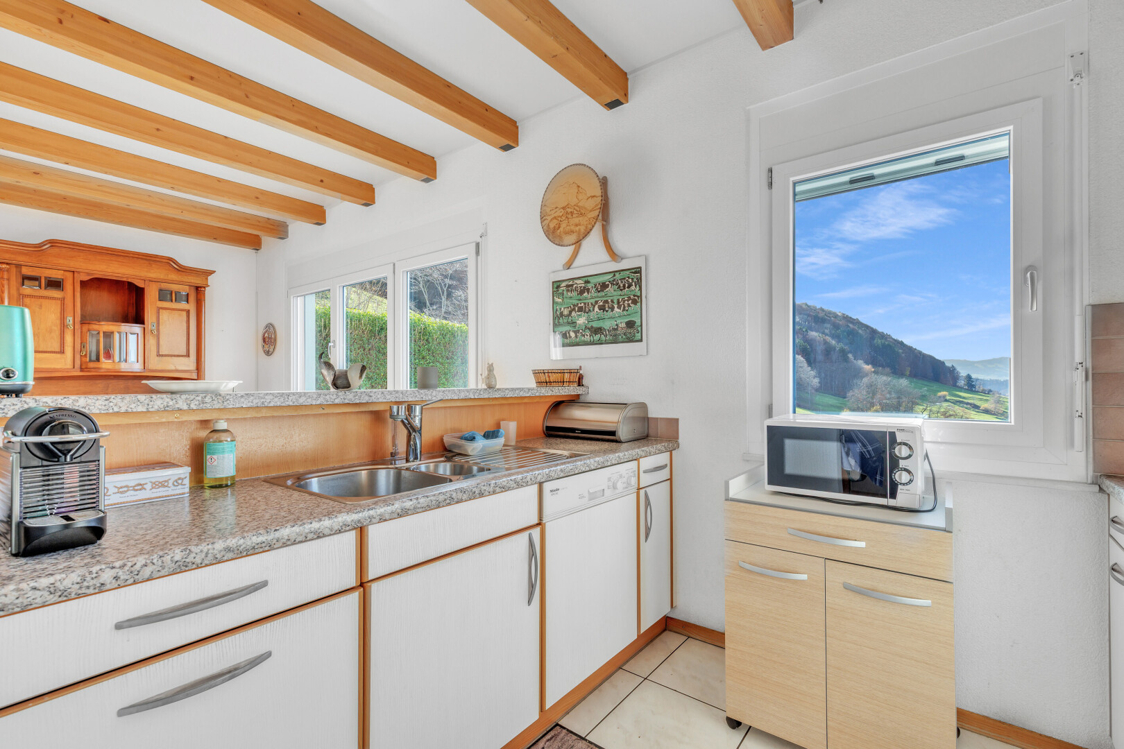 küche mit natural light, natürliches licht, mikrowelle, inside property, und geschirrspülmaschine