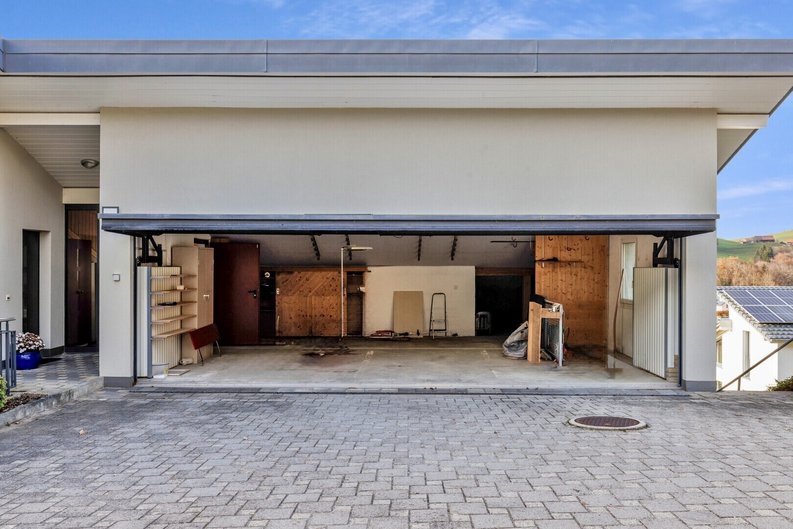 terrasse mit day time, garage, property visible, terrasse, und auffahrt