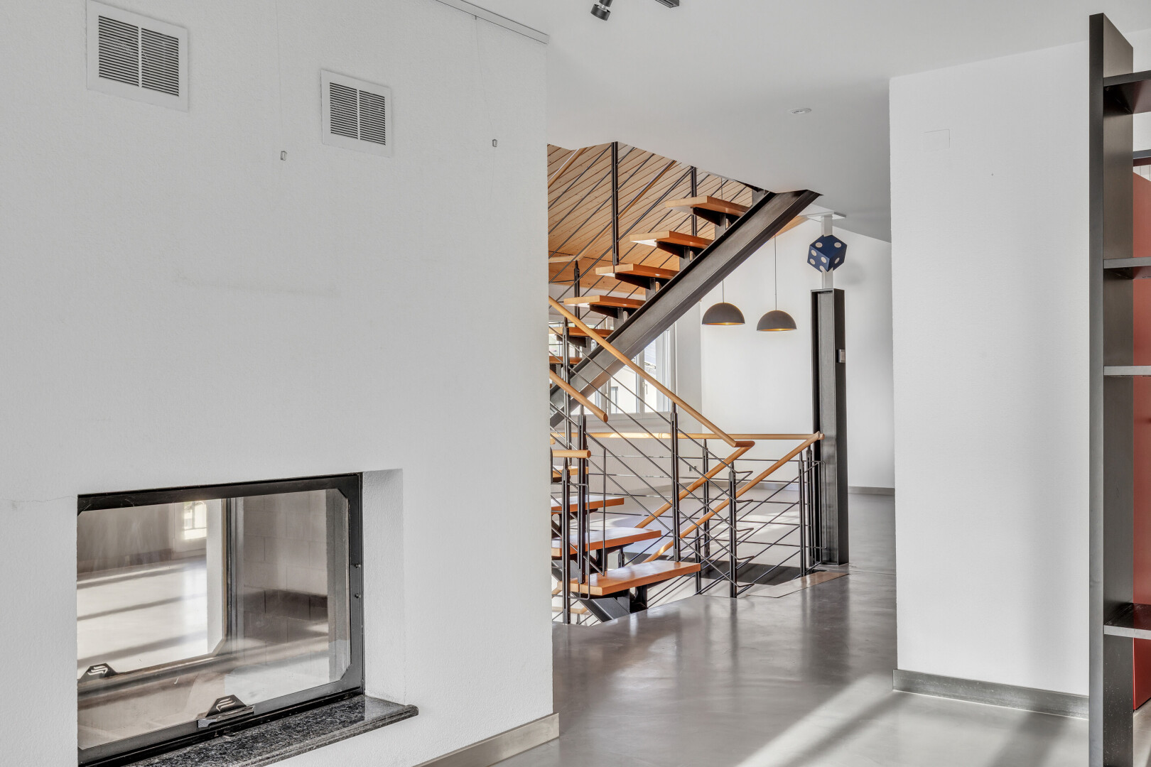 treppe mit drywall, gipskartonwand, inside property, finished concrete floor, und lüftungsgitter