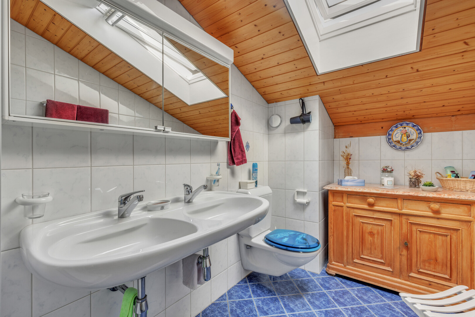 bad mit wood ceiling, holzdecke, vaulted ceiling, dachschräge, und toilette