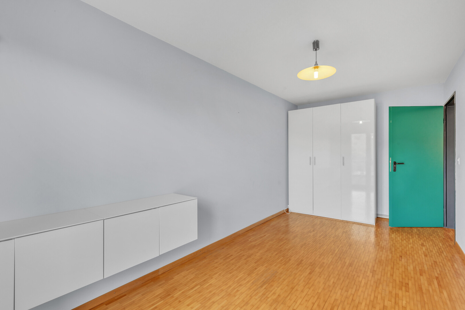 leerer raum mit inside property, drywall, gipskartonwand, wood finish floor, und holzfußboden