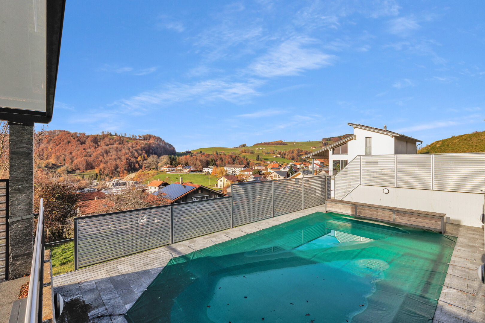 schwimmbad mit from property, zaun, day time, terrasse, und schwimmbad