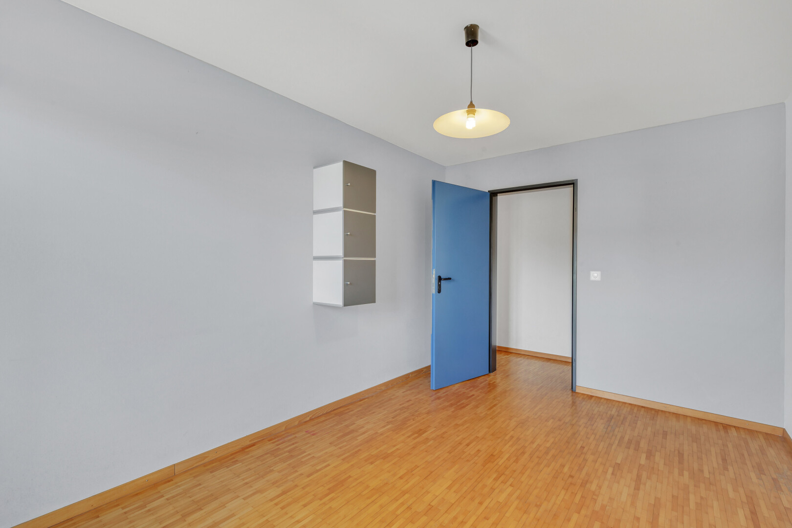 leerer raum mit drywall, gipskartonwand, wood finish floor, holzfußboden, und inside property