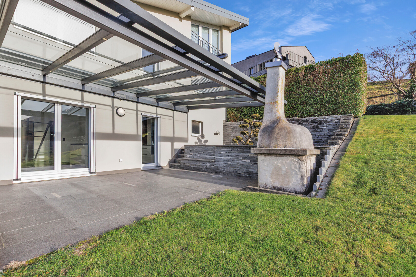 terrasse mit rasen, property visible, day time, und terrasse