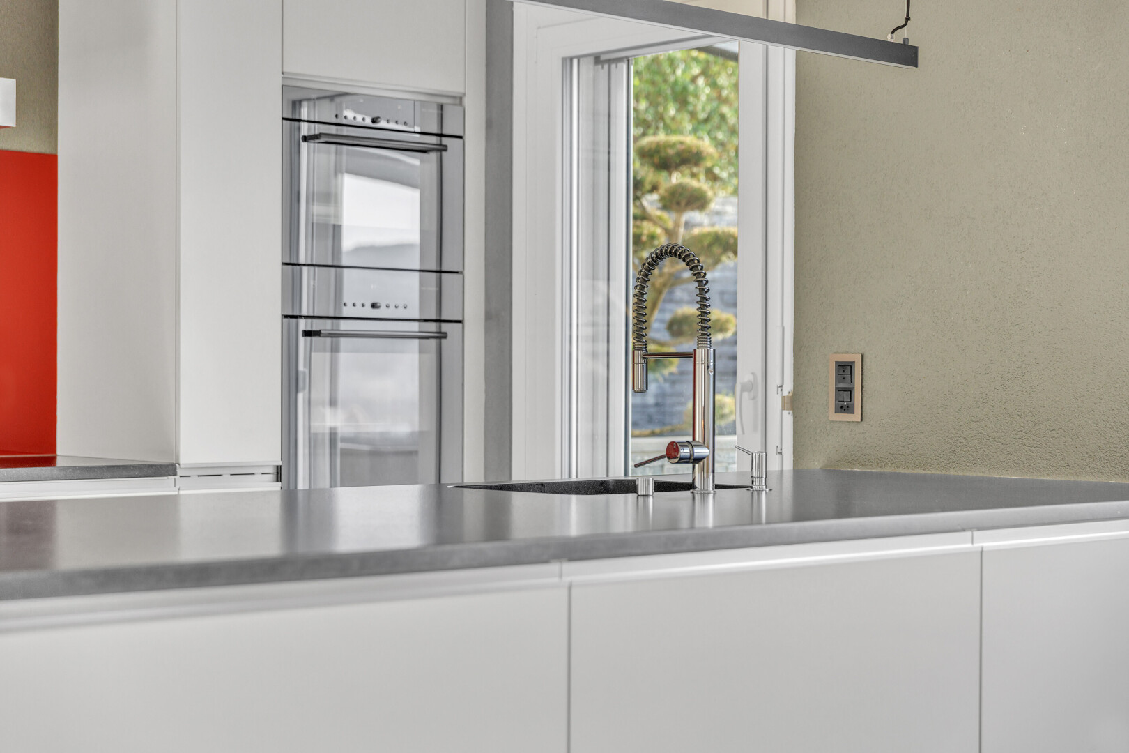 einzelheiten mit appliance, doppel backofen, kitchen, waschbecken, und weiße schränke