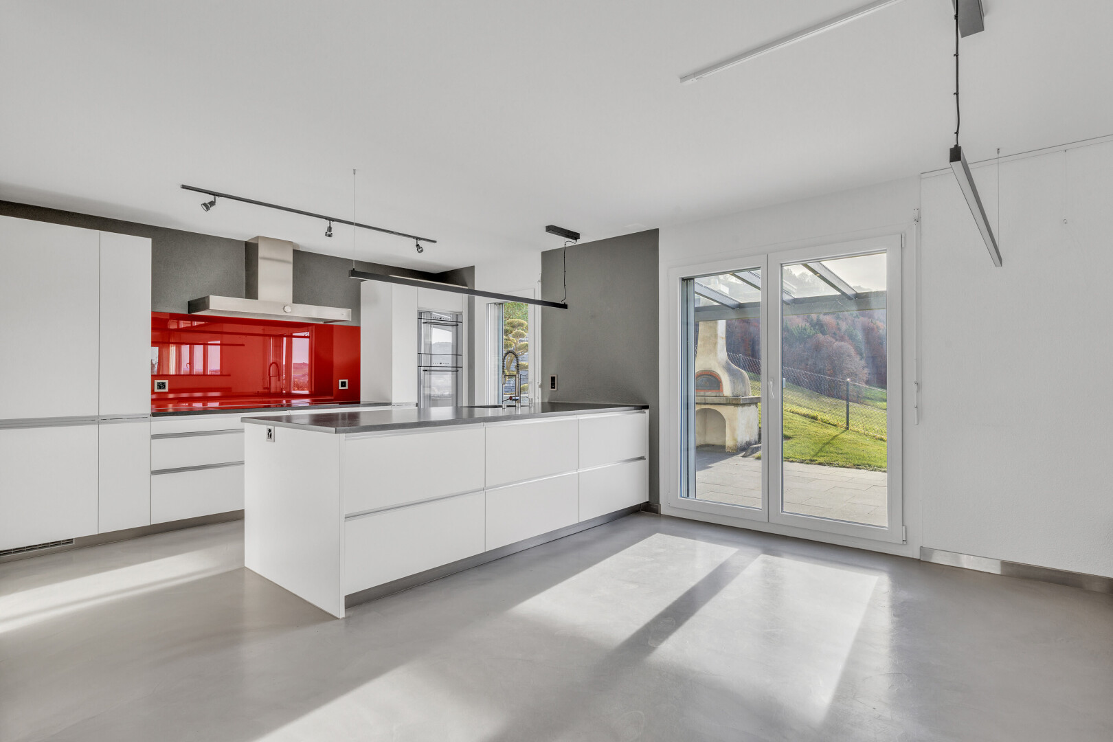 küche mit schränke mit flachen paneelen, weiße schränke, finished concrete floor, betonboden, und concrete floor